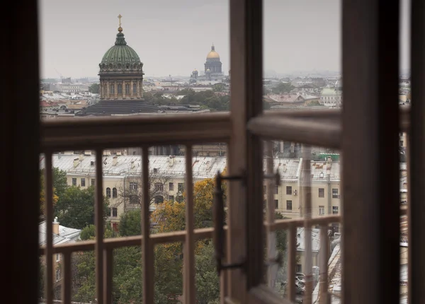 Vista de la ciudad de San Petersburgo por la ventana —  Fotos de Stock