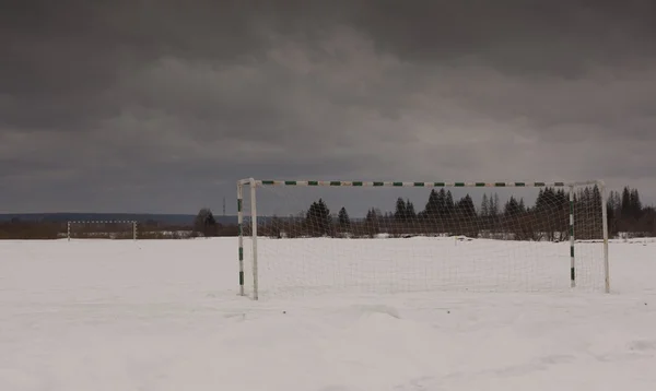 Fotbollsplanen i vinter. under snön — Stockfoto