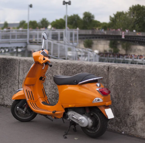 Bicycle on the streets of Paris — Stock Photo, Image