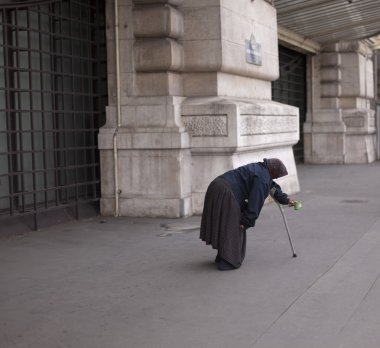 İnsanlar Paris sokaklarında