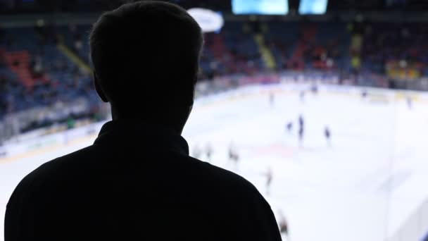 Commentateur regarde les joueurs échauffement — Video