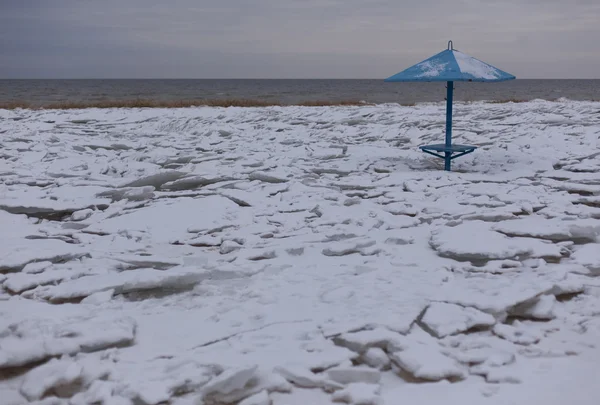 Paysage côtier hivernal avec glace et neige sur la plage — Photo