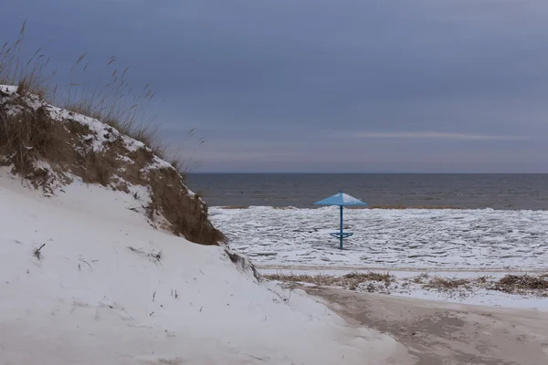 在海滩上的雪和冰冬季沿海景观 — 图库照片