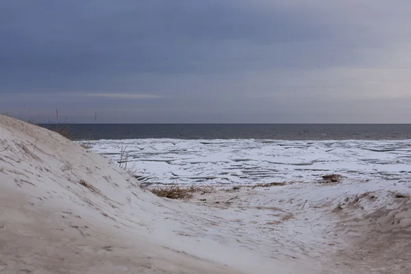 Paysage côtier hivernal avec glace et neige sur la plage — Photo