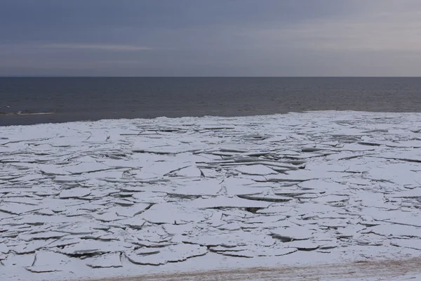Paysage côtier hivernal avec glace et neige sur la plage — Photo