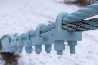 Gevşek askıları tarafından bağlı iki çelik halatlar
