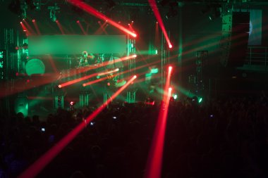 Bir rock konseri çarpıcı ışık