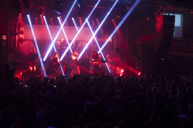 Bir rock konseri çarpıcı ışık