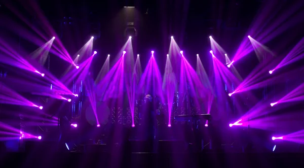 Ljuset slående en rockkonsert — Stockfoto