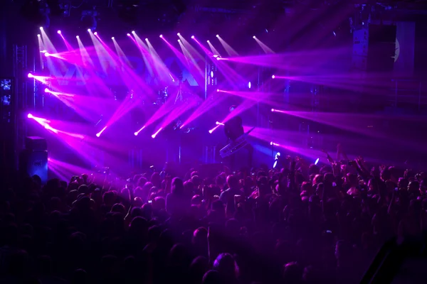 Światła padającego na koncert rockowy — Zdjęcie stockowe