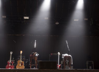 Konser öncesi sahnede gitar