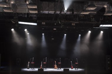Konser öncesi sahnede gitar