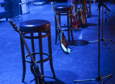 Konser öncesi sahnede gitar