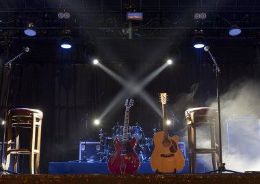 Konser öncesi sahnede gitar