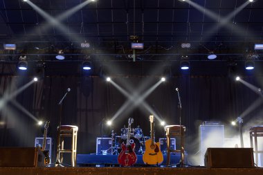 Konser öncesi sahnede gitar