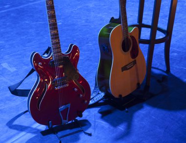 Konser öncesi sahnede gitar