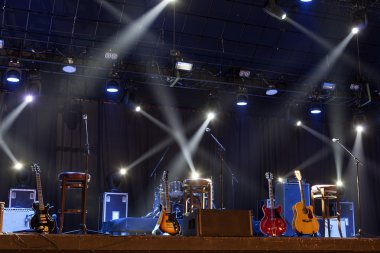 Konser öncesi sahnede gitar