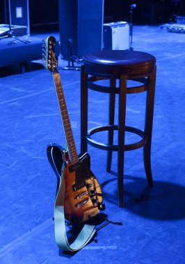 Konser öncesi sahnede gitar