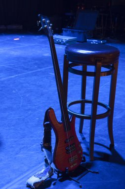 Konser öncesi sahnede gitar