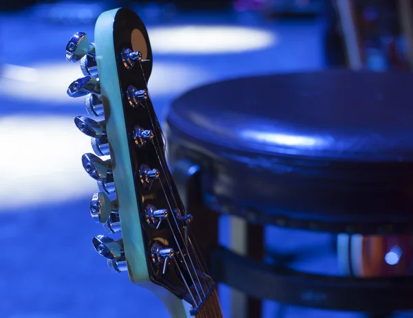 Guitarra en el escenario antes del concierto —  Fotos de Stock