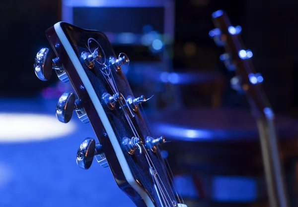 Konser öncesi sahnede gitar — Stok fotoğraf