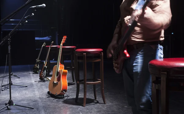 Gitarre vor Konzert auf der Bühne — Stockfoto