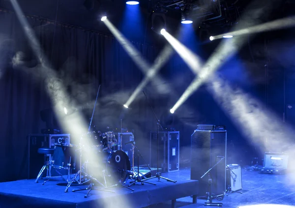 Gitaar op het podium vóór concert — Stockfoto