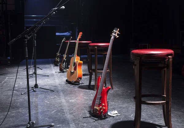 Κιθάρα στη σκηνή πριν από τη συναυλία — Φωτογραφία Αρχείου