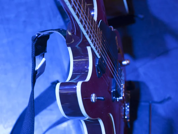 Gitara na scenie przed koncertem — Zdjęcie stockowe