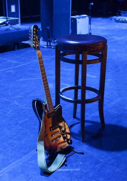 Κιθάρα στη σκηνή πριν από τη συναυλία — Φωτογραφία Αρχείου