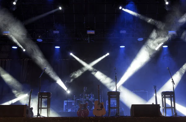 Konser öncesi sahnede gitar