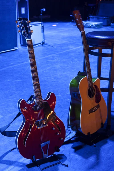 Gitarre vor Konzert auf der Bühne — Stockfoto