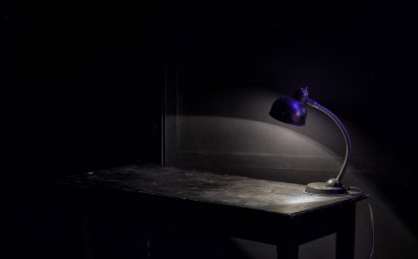 Işık kırmızı lamba gölge ile