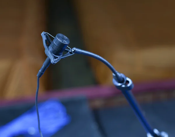 Um microfone na casa de ópera — Fotografia de Stock