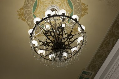 Boş bir tiyatroda kırmızı koltuklar ve balkon görünümü