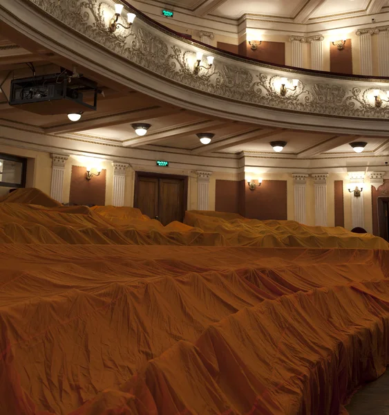 Vue d'un théâtre vide avec sièges rouges et balcon — Photo