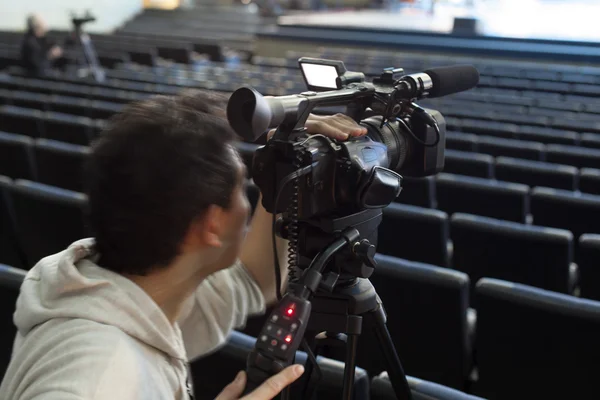 व्यावसायिक डिजिटल व्हिडिओ कॅमेरा. 4 के व्हिडिओ कॅमेरासाठी उपकरणे . — स्टॉक फोटो, इमेज