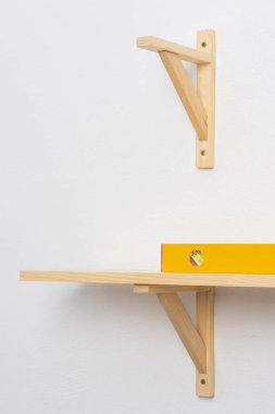 Ahşap rafı duvara sabitleme işlemi, seviye aracı raf akşam olup olmadığını kontrol eder