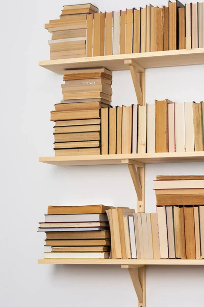 轻便的木制书架 精装书翻倒在白色的内部 家庭图书馆 — 图库照片