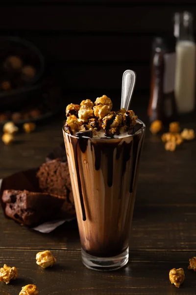 초콜릿 쉐이크와 카라멜 팝콘과 초콜릿 머핀을 배경에 — 스톡 사진