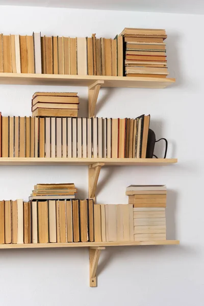 Estantes Madeira Clara Com Livros Invertidos Hardback Interior Branco Biblioteca — Fotografia de Stock
