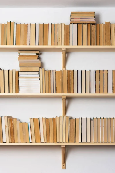 Estantes Madeira Clara Com Livros Invertidos Hardback Interior Branco Biblioteca — Fotografia de Stock