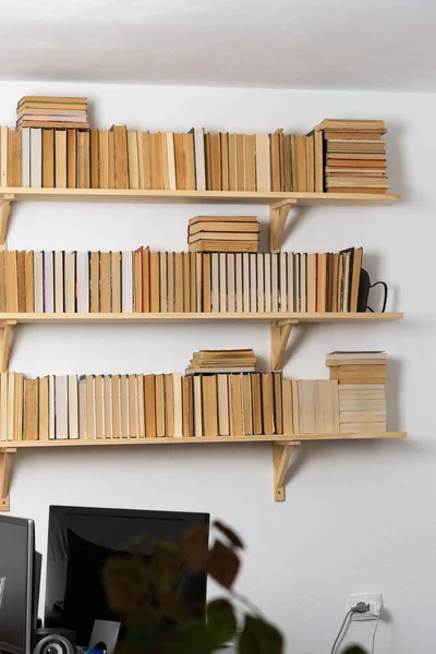 Estanterías Madera Ligera Con Libros Vueltos Hacia Atrás Interior Blanco —  Fotos de Stock