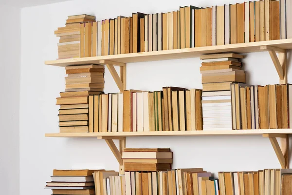 Kevyet Puiset Kirjahyllyt Joissa Kova Selkä Kaatuneet Kirjat Valkoisessa Sisustuksessa — kuvapankkivalokuva