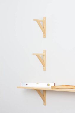 Ahşap rafı duvara sabitleme işlemi, seviye aracı raf akşam olup olmadığını kontrol eder