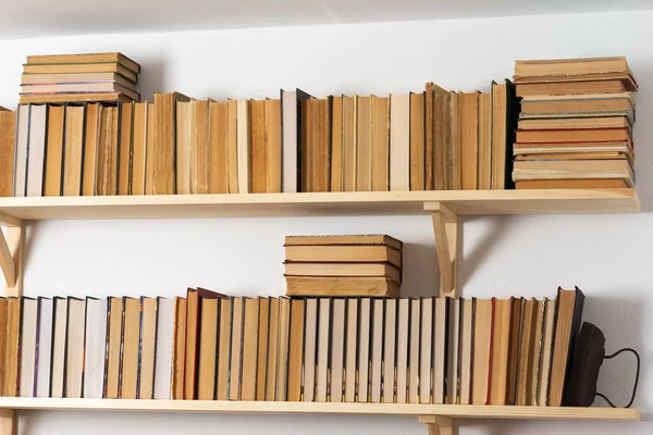 Estantes Madeira Clara Com Livros Invertidos Hardback Interior Branco Biblioteca — Fotografia de Stock