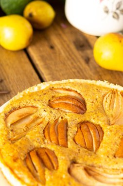 Ahşap arka planda sarı armutlardan armutlu turtalar yakın planda, kırsal tarzda.