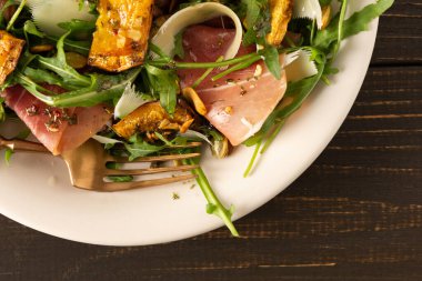 Roka, balkabağı, jambon ve parmesanlı salata.