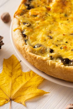 Mantarlı ve peynirli kiş turtası