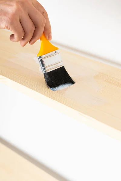 Pintor barniza la estantería — Foto de Stock